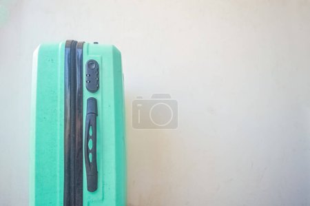 Téléchargez les photos : Une valise verte turquoise isolée sur fond blanc - en image libre de droit