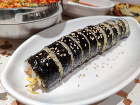Téléchargez les photos : Une assiette de kimbap roll ou sushi roll. parfait pour le menu et le contenu alimentaire - en image libre de droit