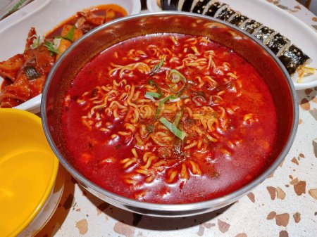 Téléchargez les photos : Un pot rempli de ramyeon ou de nouilles coréennes. parfait pour le menu et le contenu alimentaire - en image libre de droit