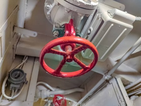 válvula roja en el interior del submarino