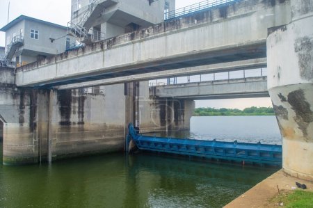 ein Damm am Bengawan Solo River am Nachmittag zur Kontrolle des Hochwassers