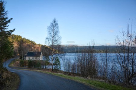 Téléchargez les photos : Une chapelle solitaire au bord du lac Farris - Norvège - en image libre de droit