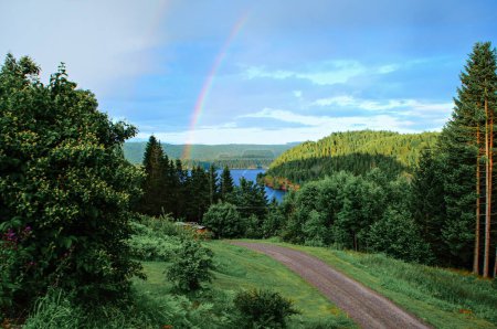 Téléchargez les photos : Rainbow Over Lake - A Fairy Tale Scene in Norway - en image libre de droit