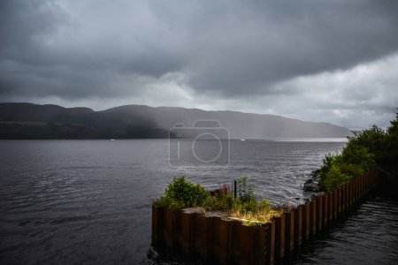 Foto de Las aguas oscuras del lago Ness - Highlands escocés - Imagen libre de derechos