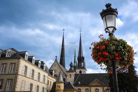 Foto de Vista de la Catedral de Notre Dame Spires desde la Plaza Guilhaume II - Ciudad de Luxemburgo - Imagen libre de derechos
