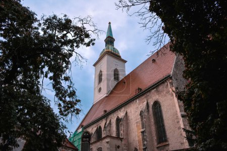 Foto de Catedral de San Martín entre los árboles - Bratislava, Eslovaquia - Imagen libre de derechos