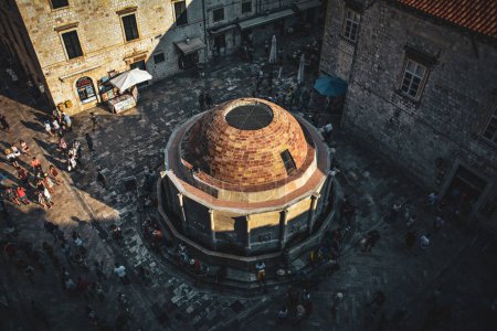 Foto de La gran fuente del Onofrio vista desde las murallas de Dubrovnik - Croacia - Imagen libre de derechos