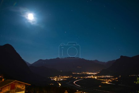Téléchargez les photos : Montagnes du Liechtenstein sous un ciel étoilé - en image libre de droit