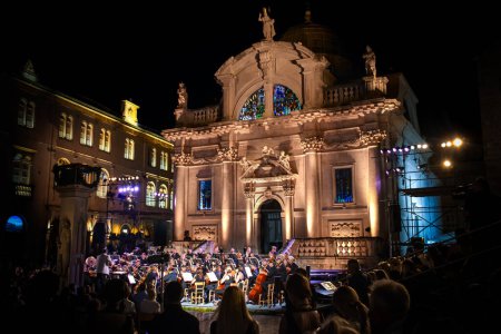 Téléchargez les photos : Concert de musique classique devant l'église Saint-Blaise pendant le Festival d'été de Dubrovnik - Croatie, 2016 - en image libre de droit