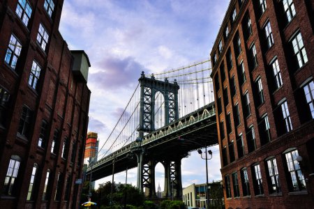 Ikonischer Blick auf die Manhattan Bridge von DUMBO, Brooklyn - New York City