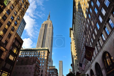 Téléchargez les photos : Street Level View of the Empire State Building - Manhattan, New York - en image libre de droit