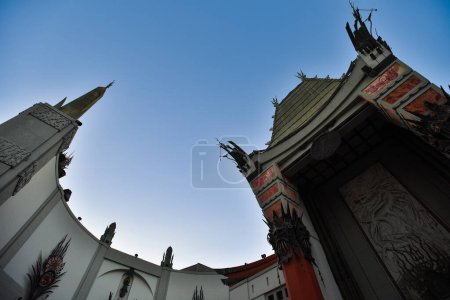 Téléchargez les photos : Vue à angle bas du théâtre chinois de Grauman au Hollywood Boulevard - Los Angeles, Californie - en image libre de droit