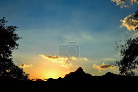 Foto de Puesta de sol en las montañas de Itaipava - Río de Janeiro, Brasil - Imagen libre de derechos