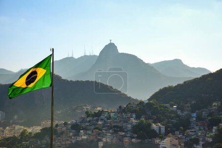 Le drapeau brésilien, la montagne Corcovado et la favela à Morro da Babilonia, vus de Forte Duque de Caxias (Forte do Leme) - Rio de Janeiro