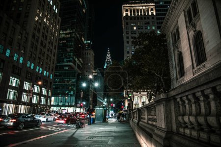 Téléchargez les photos : The Chrysler Building à partir de West 42nd Street par New York Public Library at Night - Manhattan, New York - en image libre de droit