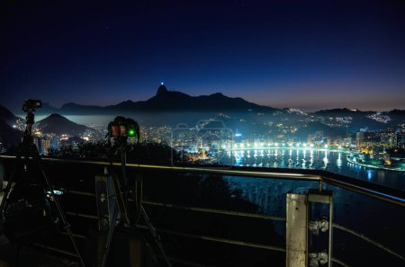 Téléchargez les photos : Caméras sur trépieds capturant Rio de Janeiro Skyline de la montagne du pain de sucre la nuit - en image libre de droit