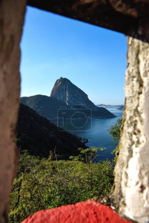 Téléchargez les photos : Vue encadrée de la montagne du pain de sucre depuis les murs de Forte Duque de Caxias à Leme, Rio de Janeiro - en image libre de droit