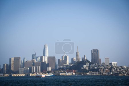 Skyline de San Francisco visto desde las aguas de la bahía