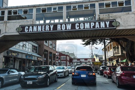 Téléchargez les photos : Journée chargée sur Cannery Row Street - Monterey, Californie - en image libre de droit