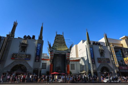 Téléchargez les photos : Le Grauman's Chinese Theatre au Hollywood Boulevard un jour d'été - Los Angeles, Californie - en image libre de droit