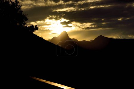 Foto de Reflexiones de una puesta de sol dorada en Itaipava - Río de Janeiro, Brasil - Imagen libre de derechos