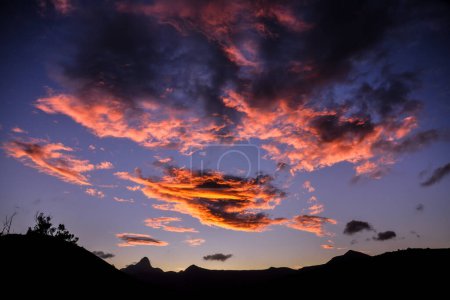 Foto de Una puesta de sol ardiente sobre las montañas de Itaipava - Estado de Río de Janeiro, Brasil - Imagen libre de derechos