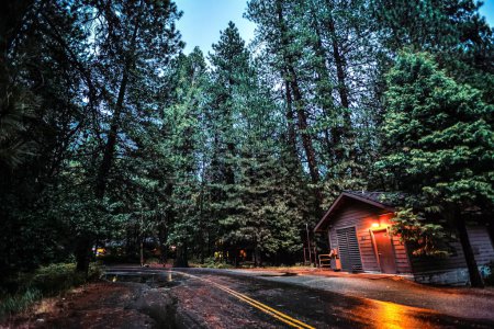Eine Hütte am Straßenrand an einem regnerischen Abend im Yosemite-Nationalpark, Kalifornien