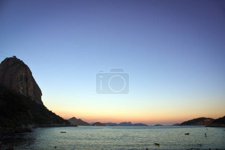 Téléchargez les photos : The Sugarloaf Mountain et Guanabara Bay à partir de Praia Vermelha au crépuscule - Rio de Janeiro, Brésil - en image libre de droit