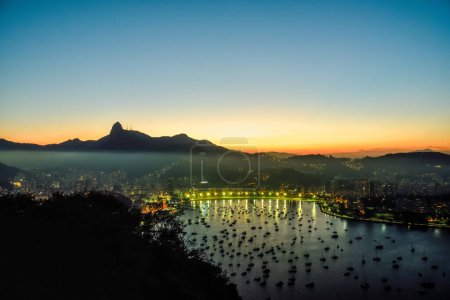 Téléchargez les photos : Baie de Guanabara et montagne Corcovado à Rio de Janeiro Skyline à partir de la montagne Sugarloaf au crépuscule - en image libre de droit