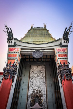 Téléchargez les photos : Entrée Forecourt du Grauman's Chinese Theatre à Hollywood Boulevard - Los Angeles, Californie - en image libre de droit