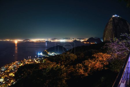 Téléchargez les photos : La montagne du pain de sucre et la ville de Niteroi à partir de Morro da Urca la nuit - Rio de Janeiro, Brésil - en image libre de droit