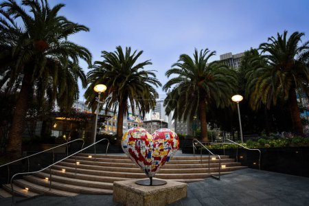 Foto de Escultura del corazón pintado en una esquina de la Plaza de la Unión en San Francisco, California - Imagen libre de derechos