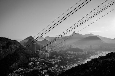 Téléchargez les photos : Les câbles du téléphérique du pain de sucre et de Rio de Janeiro Skyline en monochrome - en image libre de droit