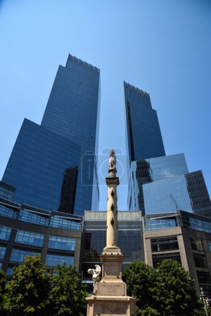 Téléchargez les photos : Le monument Columbus sur Columbus Circle avec le Deutsche Bank Center (anciennement Time Warner Center) en arrière-plan - Manhattan, New York - en image libre de droit