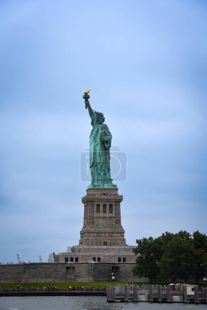 Téléchargez les photos : Vue latérale de la statue de la Liberté un jour nuageux - New York, États-Unis - en image libre de droit