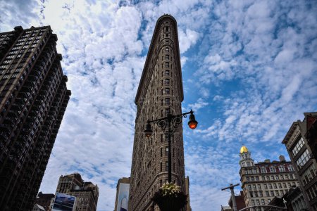 Téléchargez les photos : Vue à angle bas du bâtiment Flatiron depuis la 5e Avenue - Manhattan, New York - en image libre de droit