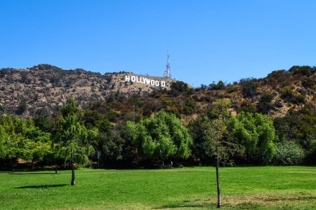 Téléchargez les photos : Vue de la pancarte Hollywood depuis les pelouses du Lake Hollywood Park - Los Angeles, Californie - en image libre de droit