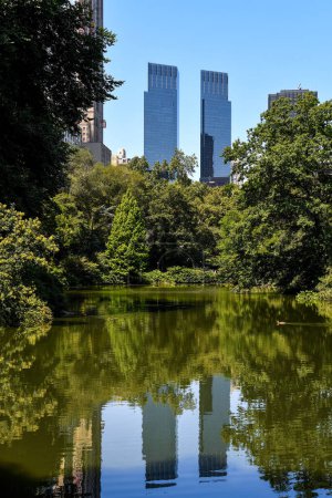 Le Deutsche Bank Center (anciennement Time Warner Center) a réfléchi sur les eaux de Central Park Manhattan, New York