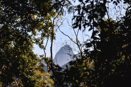 Foto de Estatua Enmarcada de Cristo Redentor sobre la Montaña del Corcovado - Río de Janeiro, Brasil - Imagen libre de derechos