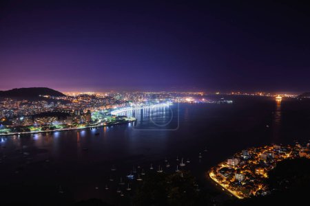 Nachtansicht der Guanabara-Bucht und der Skyline von Rio de Janeiro von Morro da Urca - Brasilien
