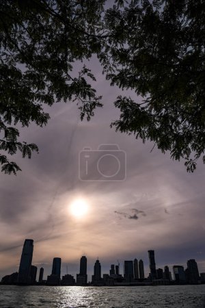 Natürliche gerahmte Ansicht eines Sonnenhalos über der Skyline von Jersey City - Manhattan, New York City