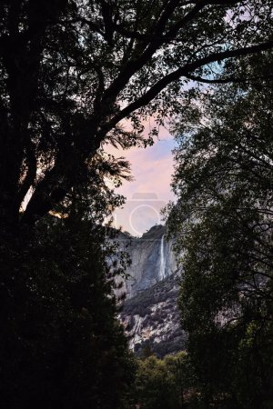 Natürlicher Blick auf die Yosemite Falls in der Dämmerung - Yosemite National Park, Kalifornien