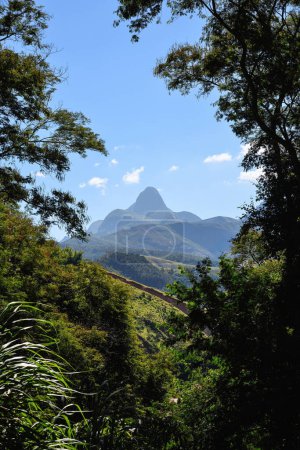 Wunderschöne Berge der brasilianischen Landschaft in einem natürlichen Rahmen - Itaipava, Rio de Janeiro, Brasilien
