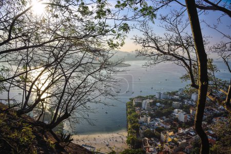 Playa Urca y Barrio visto desde un Mirador a lo largo de las Rutas de Senderismo de la Montaña Sugarloaf - Río de Janeiro, Brasil