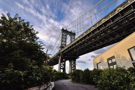 Vue à angle bas du pont Manhattan par le Centre d'éducation environnementale de DUMBO, Brooklyn - New York, États-Unis