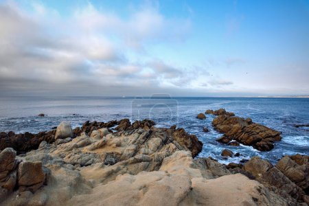 Vista al mar desde el borde rocoso del parque Berwick - Pacific Grove, California