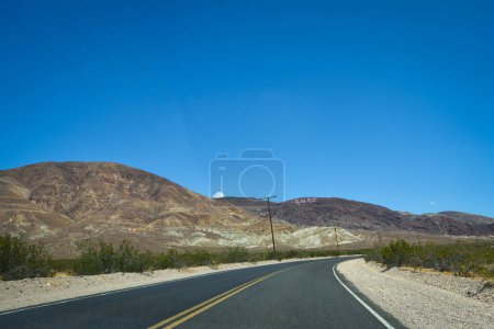 La route vers Calico Ghost Town un jour d'été - Californie, États-Unis