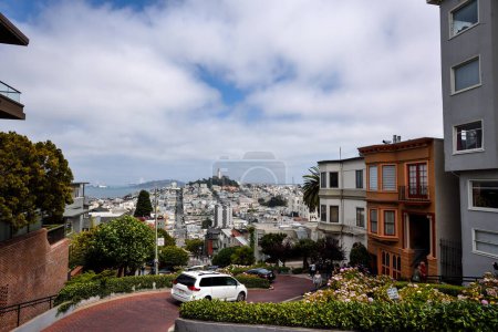 Téléchargez les photos : The Curvy Block of Lombard Street, with Telegraph Hill and Coit Tower in the Background - San Francisco, California - en image libre de droit