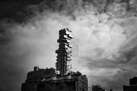 Das 56 Leonard Street Building vor wolkenverhangenem Himmel in Monochrom - Manhattan, New York City