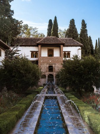 Fuente en el Patio de la Acequia en los jardines del Generalife del palacio de la Alhambra en Granada, Andalucía, España, durante las vacaciones de verano, turismo, agua